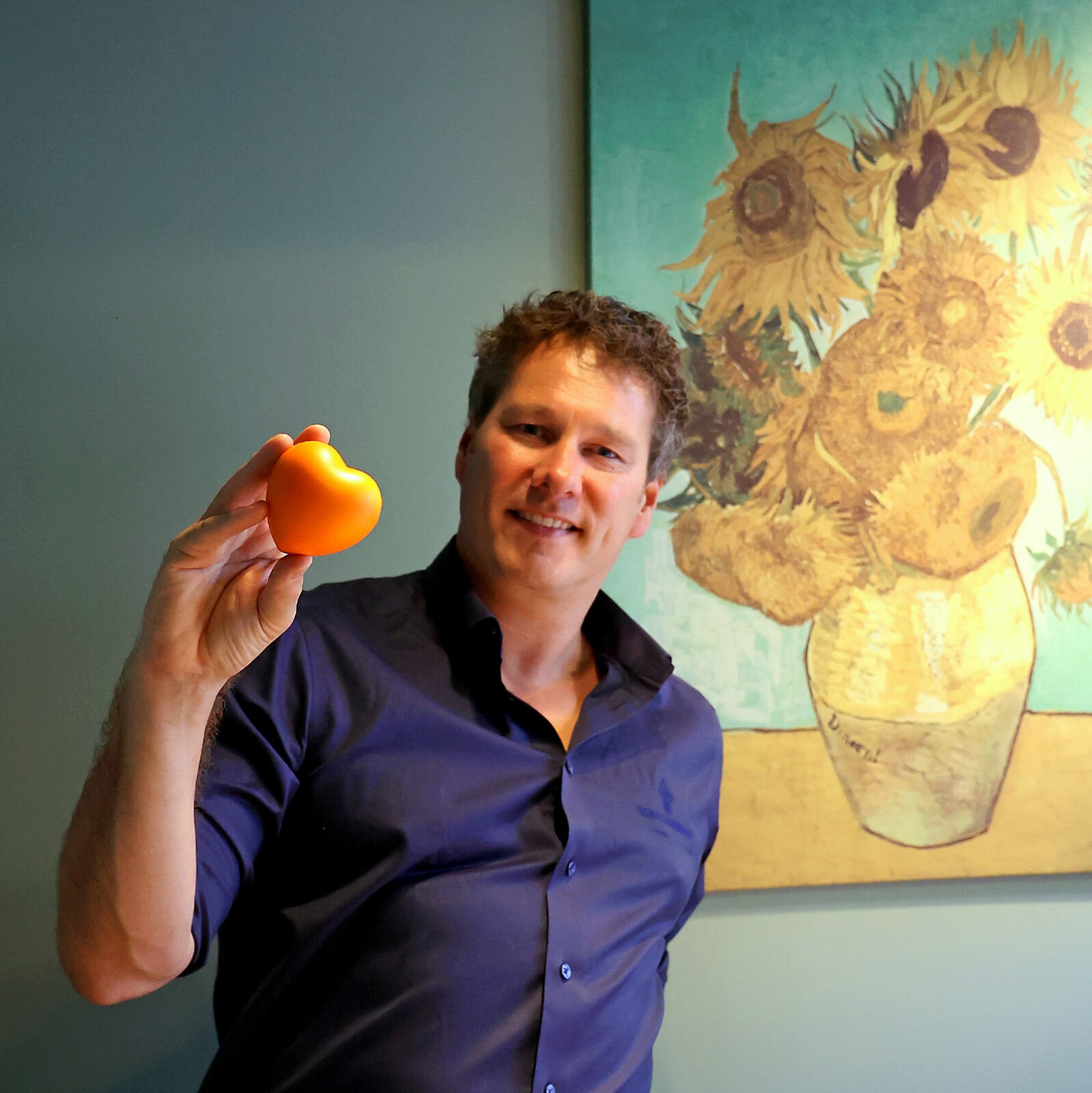 Ivo Thijssen met het oranje hart, symbool voor gastvrijheid